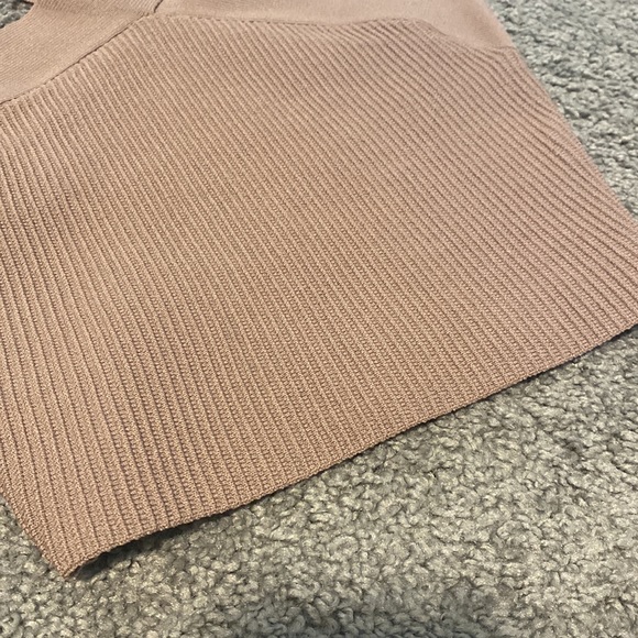 ARITZIA | Babaton Sculpt Knit Criss Cross Cropped Tank - Picture 3 of 3